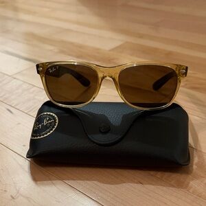 Authentic Ray-Ban Wayfarer Polarized Frame Sunglasses with Black Case